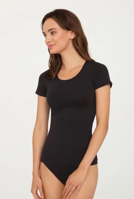 Minimalistyczna koszulka Gatta T-shirt 2K608 z krótkim rękawem i delikatnym dekoltem to kwintesencja elegancji i komfortu. Miękka przędza zapewnia swobodę ruchów i wygodę przez cały dzień.