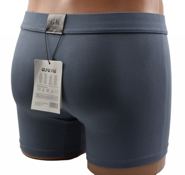 Bokserki wykonane z bawełny w kolorze ciemnego denimu łączą wygodę i estetykę. Ich elastyczny pas oraz dopasowany krój gwarantują komfort podczas każdej aktywności i swobodne użytkowanie przez cały dzień.