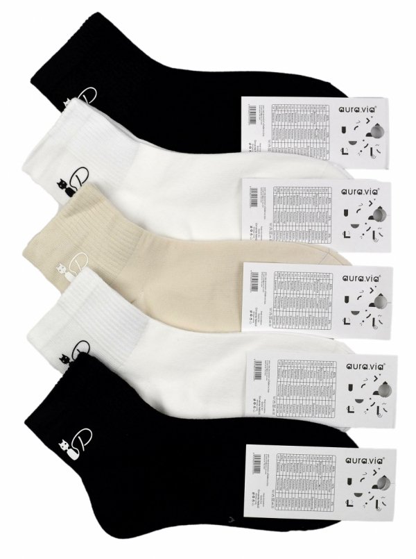 Skarpety do kostki 3/4 z kocim wzorem łączą prostotę z uroczym detalem. Neutralne kolory, miękkość bawełny i elastyczność sprawiają, że chętnie sięga się po nie każdego dnia.