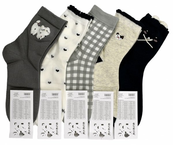 Zestaw pięciu par damskich skarpetek wykonanych z bawełny. Każda para ma inny wzór: serduszka, kratkę, haft kotka i pieska lub kokardkę z perełką. Stylowe, wygodne i praktyczne na co dzień.