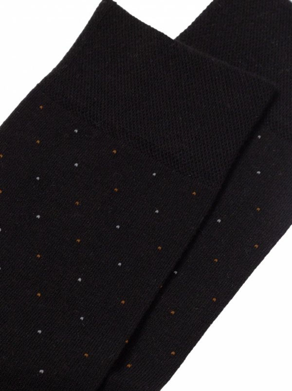 Eleganckie czarne skarpetki męskie DIWARI CLASSIC to model z bawełny czesanej z dodatkiem elastanu i poliamidu. Miękkie, elastyczne i niezwykle wygodne, doskonałe na co dzień i do pracy.