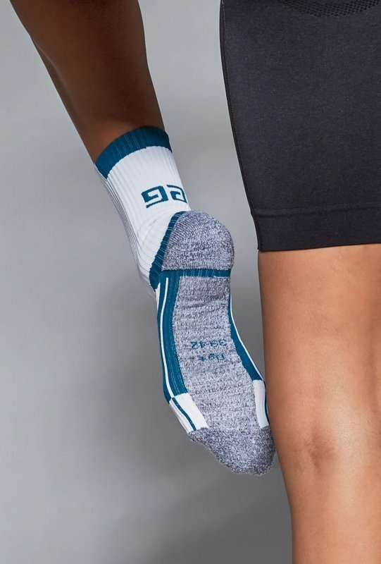 Gatta Running Active to skarpetki treningowe z płaskimi szwami, amortyzującą dzianiną frotte i strefami wentylacyjnymi. Dzięki temu model zapewnia wygodę, cyrkulację powietrza i ochronę stóp nawet podczas intensywnych ćwiczeń.