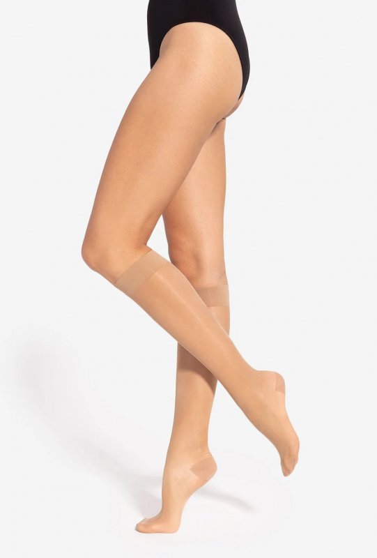 Gatta Control Press 20 Den to lekkie, transparentne podkolanówki o działaniu profilaktycznym. Pięknie wyglądają na nogach, a jednocześnie wspomagają krążenie dzięki stopniowanemu uciskowi i dobrze dopasowują się do sylwetki.