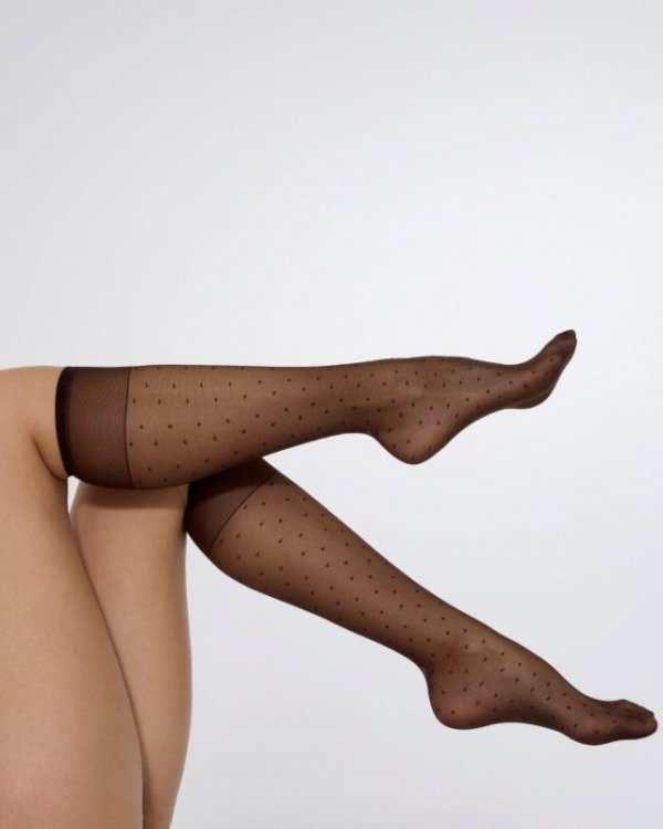 Cienkie podkolanówki damskie 20 Den w delikatne kropki to modny dodatek do spódnic, sukienek i codziennych stylizacji. Transparentny materiał subtelnie podkreśla nogi.