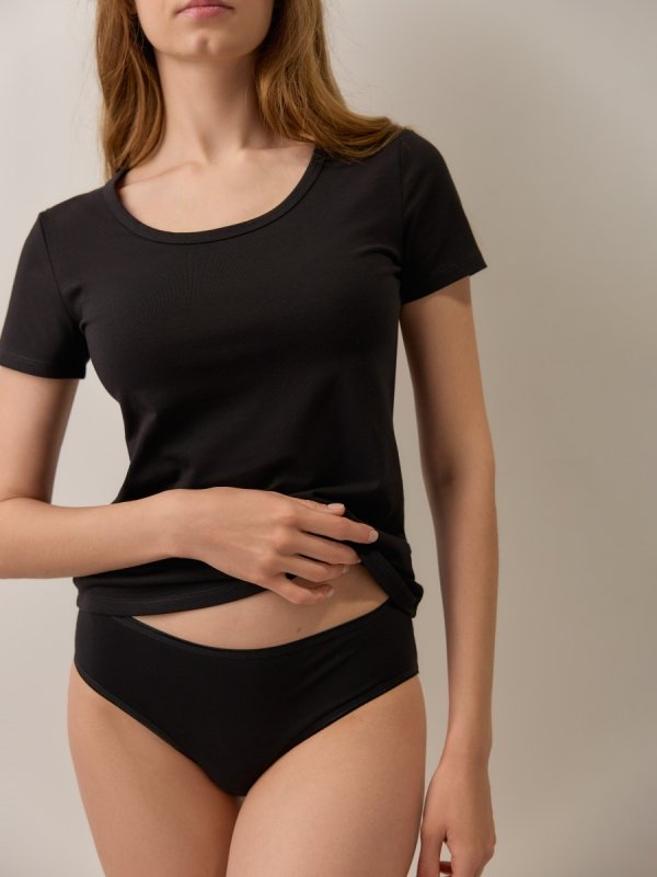 Klasyczny T-shirt z krótkimi rękawami i okrągłym dekoltem, świetny do spódnic i jeansów.