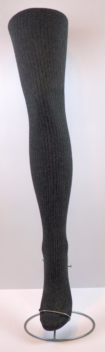 Rajstopy bawełniane firmy AuraVia w rozmiarze 10-12 lat. Prążkowana struktura z wplecioną  brokatową nitką.