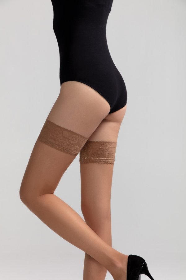 Klasyczne pończochy CONTE CLASS 40 DEN to must-have w kobiecej garderobie. Transparentna struktura i koronkowe wykończenie dodają szyku.