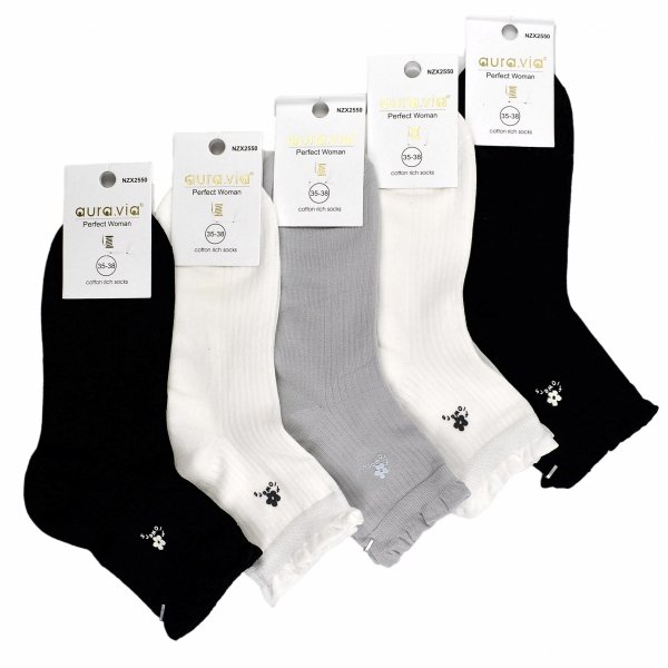 Skarpetki damskie z bawełny, kwiatkiem i falbanką – bo Twoje stopy też zasługują na Instagramowy feed. Prążki dodają im uroku i „fitnessowej” sylwetki.