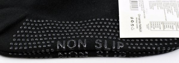 Postaw na wygodę i bezpieczeństwo: damskie skarpety z bawełny z gęstym ABS na spodzie. Oddychające, miękkie, z gładką cholewką i elastycznym ściągaczem. Świetne na pilates, barre i leniwy poranek z kawą.