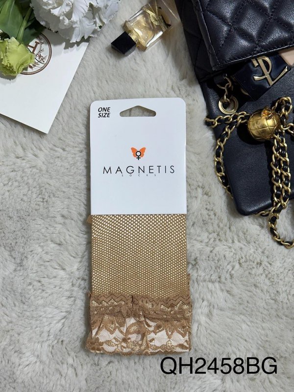 Eleganckie skarpetki damskie MAGNETIS typu kabaretki z małym oczkiem wyróżniają się kobiecym wykończeniem i wygodą. Ozdobna koronka dodaje im szyku, a wzmocnione palce zwiększają trwałość modelu.