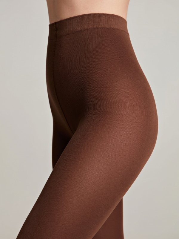 Włókna LYCRA® w TRIUMF 220 gwarantują dopasowanie „jak druga skóra”. Rajstopy nie zsuwają się, a dwuwarstwowa struktura mikrofibry zapewnia komfort termiczny i miękkość dotyku.