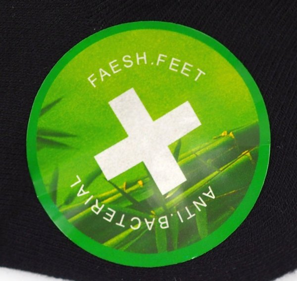 Antybakteryjne skarpety są wyposażone w technologię „Gold Air” – tak, to nie tylko marketing, Twoje stopy naprawdę poczują różnicę! Elastyczne, wytrzymałe i gotowe na każdą przygodę – od biura po wieczorne wyjścia.