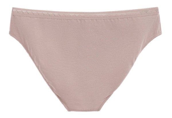 Beżowe majtki damskie o kroju bikini, wykonane z gładkiego materiału. Wzdłuż górnej krawędzi znajdują się delikatne, subtelne zdobienia