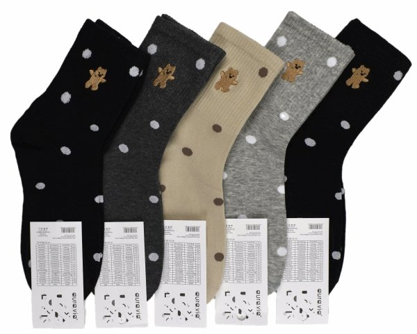 Bawełniane skarpetki damskie w zabawne grochy z uroczym haftem misia. Idealne do casualowych stylizacji, wygodne i przyjazne dla skóry.