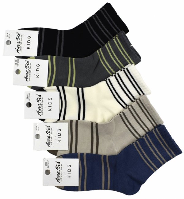Skarpetki dziecięce Aura.Via w modne paski to zestaw 5 par, które łączą wygodę i styl. Bawełniane, oddychające i elastyczne – sprawdzą się w szkole, na spacerze i podczas zabawy.