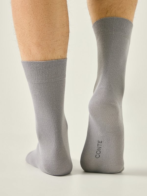 Skarpety CONTE For Men 42–43 to uniwersalny model w szarym kolorze, który świetnie wygląda z każdym rodzajem obuwia. Bezszwowa konstrukcja zwiększa komfort, a bawełna dba o wentylację skóry.