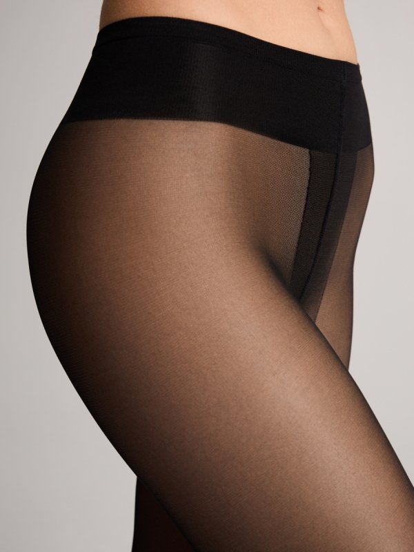 Półmatowe wykończenie rajstop Conte TOP SOFT subtelnie podkreśla nogi, nadając im elegancki wygląd.