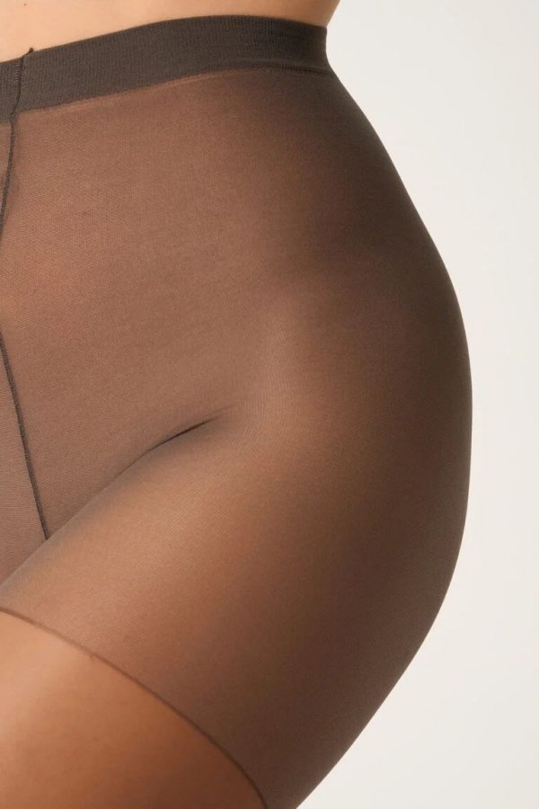 Rajstopy Lores Trocadero 20 DEN to klasyczny element garderoby każdej kobiety. Półprzezroczysta struktura i delikatna kompresja w części majteczkowej zapewniają estetykę i komfort.