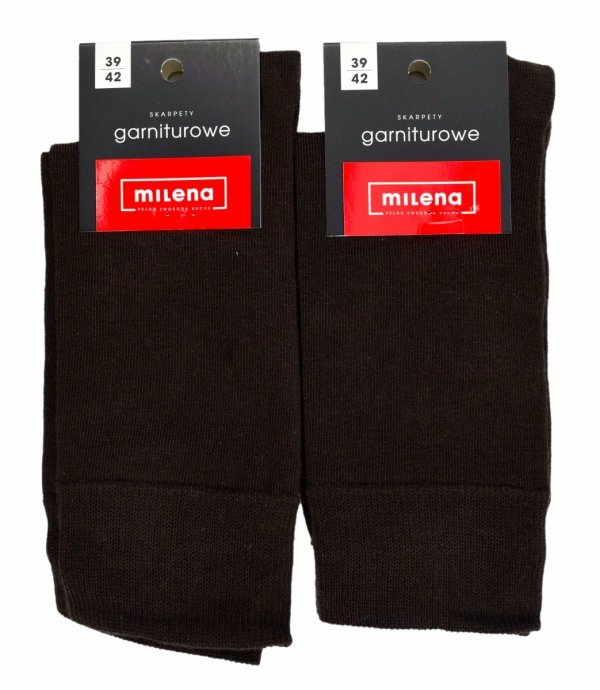 Brązowe skarpety garniturowe Milena to połączenie klasy i komfortu. Miękka bawełna i elastyczne włókna gwarantują wygodę przez cały dzień.