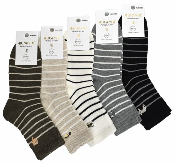 Pięć par skarpet Aura.Via z kotami – miękkie, wygodne i uniwersalne. Wzór w paski dodaje im elegancji, a haft – charakteru.