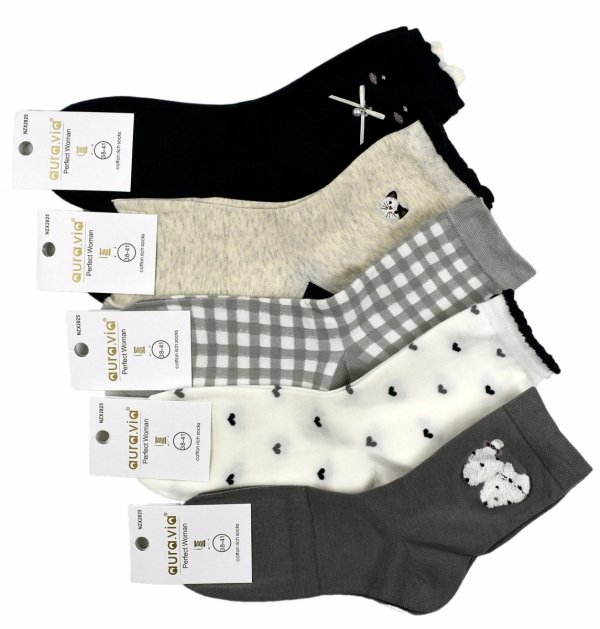 Zestaw damskich skarpetek z bawełny – 5 par w różnych wzorach. Kratka, serduszka, hafty i kokardka z perełką sprawiają, że to idealny wybór dla kobiet ceniących komfort i modny wygląd każdego dnia.