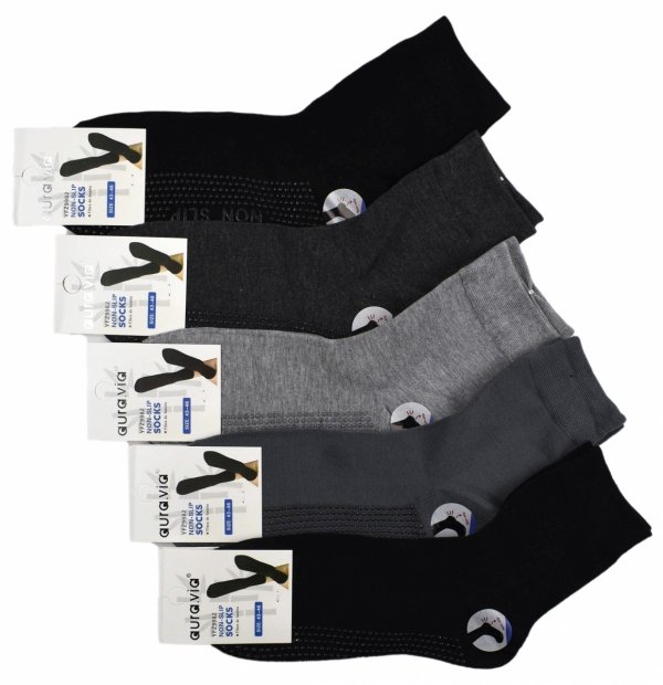 Męskie skarpetki sportowe Aura.Via z bawełny i systemem ABS to połączenie wygody i bezpieczeństwa. Antypoślizgowe wypustki na podeszwie gwarantują stabilność podczas ćwiczeń i codziennego użytkowania.
