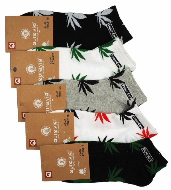 Te unikalne stopki ozdobione motywem liści marihuany to idealny wybór dla tych, którzy cenią sobie luz, swobodę i nie boją się wyrażać swojej osobowości poprzez modę