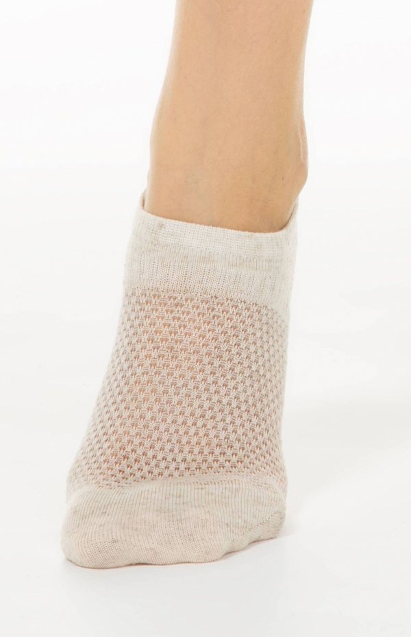 Damskie skarpetki CONTE ACTIVE z lnianym wzorem i ażurową siateczką doskonale sprawdzają się na co dzień. Skrócony fason, przewiewna struktura i elastyczne dopasowanie czynią z nich idealny model do lekkiego i sportowego obuwia.