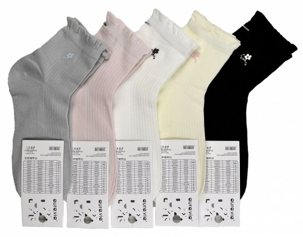 Urocze damskie skarpetki bawełniane w zestawie 5 par. Każda para zdobiona kwiatowym haftem i delikatną falbanką przy ściągaczu. Prążkowany materiał dodaje im elegancji, a bawełna – komfortu.