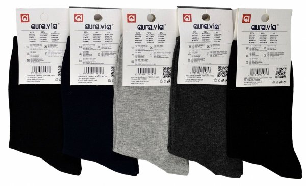 Zestaw pięciu skarpet dla chłopców wykonanych z przewiewnej bawełny zapewnia komfort i swobodę ruchu. Subtelny haft sprawia, że skarpetki wyglądają nowocześnie, a ich miękkość doskonale sprawdza się podczas szkolnych obowiązków.