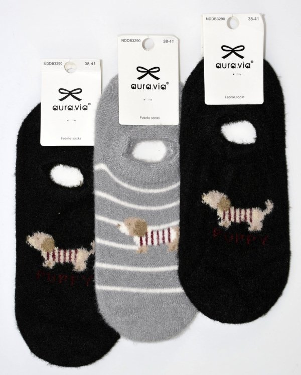 Zimowe, puchate stopki damskie z motywem słodkiego pieska to idealne skarpetki na chłodne dni. Trzy pary zapewniają ciepło, miękkość i przyjemny styl, tworząc komfortowy zestaw do noszenia po domu.