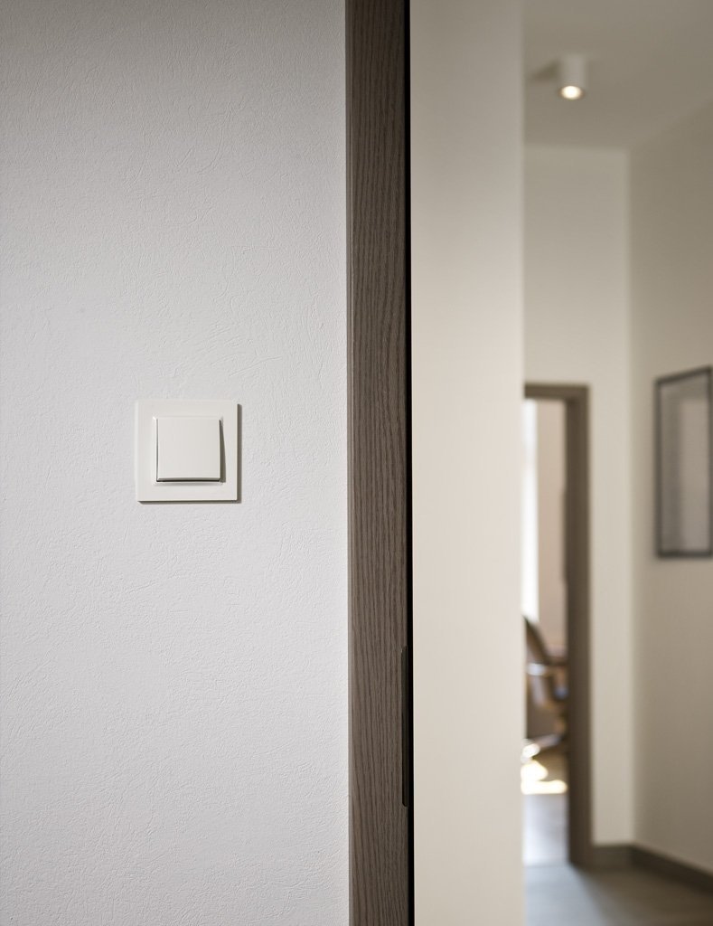 Simon 10 Gniazdo pojedyncze SCHUKO z uszczelką z przesłonami klapką trans. białe 16A 250V IP44 CGSZ1BZ.01/11A