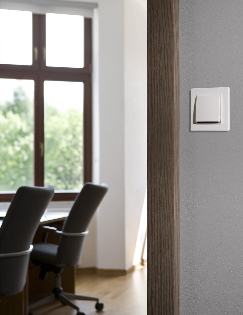 Simon 10 Gniazdo pojedyncze SCHUKO z uszczelką klapka transparetna biała 16A 250V IP44 CGSZ1B.01/11A