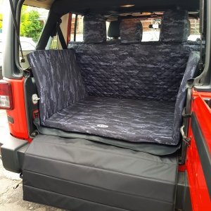 Mata samochodowa dla Psa do bagażnika Pixelo - (realizacja Jeep Wrangler) 