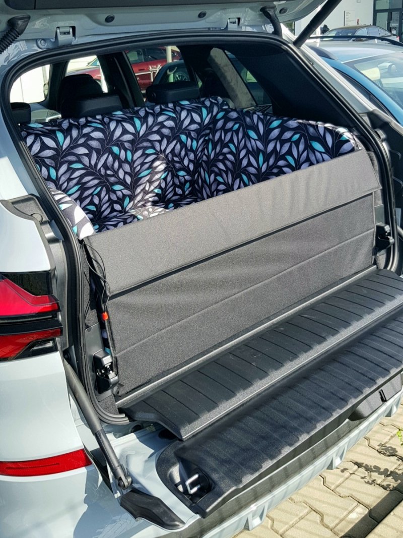 Mata samochodowa dla Psa do bagażnika Miętę Czuję (realizacja BMW X5)