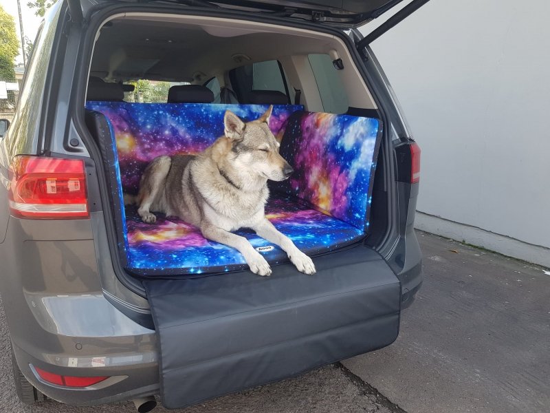 Mata samochodowa dla Psa do bagażnika  Prosto z Kosmosu (realizacja VW Caddy Maxi)