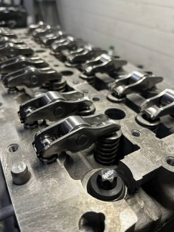 Głowica - mechanizm zaworowy, dźwigienki i sprężyny zaworowe