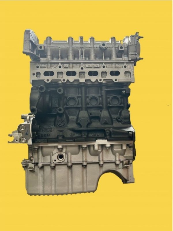 Silnik Fiat 500 Abarth 1.4 Turbo – widok z boku (strona kolektora ssącego). Widoczny blok, głowica oraz miska olejowa.