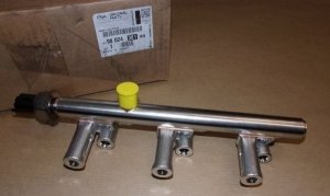 rampe d'injection originale incl.capteur Citroen C3 II Peugeot 208 1.2 12V eb2dt thp, 9802438180