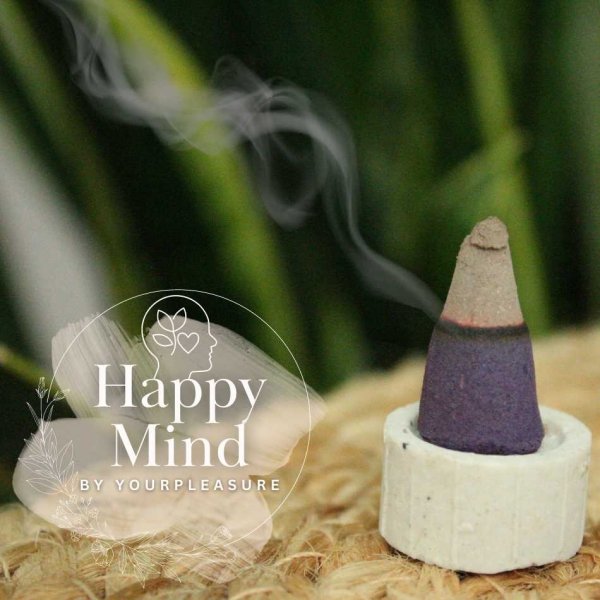 Kadzidełka stożkowe różane Happy Mind zapalone na podstawce