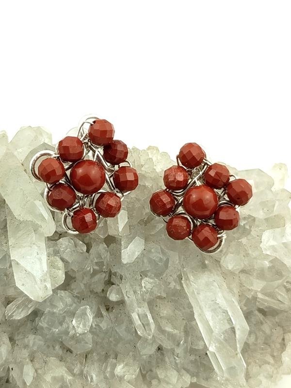 Kolczyki ze srebra z jaspisem czerwonym – kamieniem żywiołu ziemi