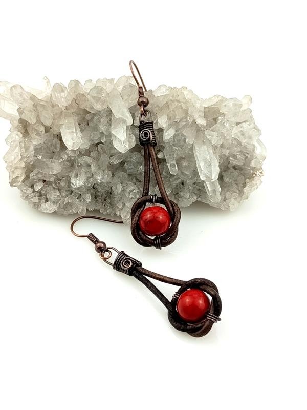 Kolczyki na rzemieniu z howlitem dla trenera fitness, fizjoterapeuty, ekologa