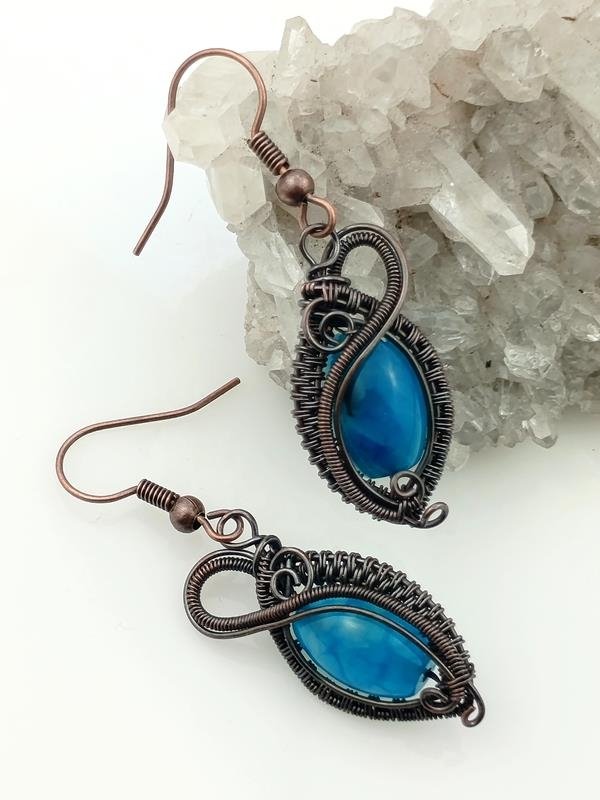 Kolczyki miedziane z niebieskim agatem dla znaku Byka, Skorpiona, Bliźniąt, Panny i Strzelca