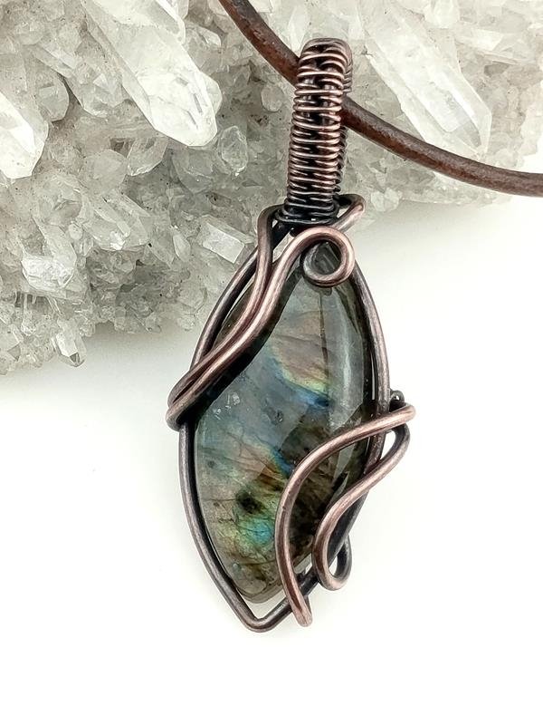 Męski wisior miedziany z labradorytem dla numerologicznej 4, 6, 7 i 9