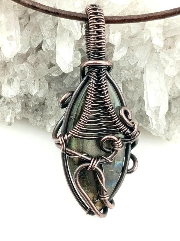 Wisior miedziany z labradorytem dla znaku Lwa, Skorpiona, Raka, Ryb i Strzelca