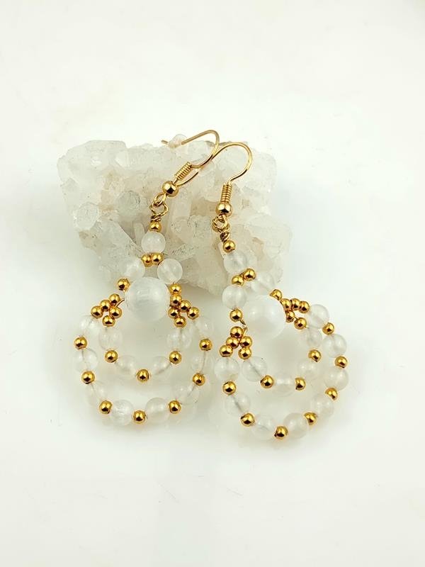 Kolczyki mosiężne z selenitem - kamieniem aktywacji duchowej, kontaktu z wyższą jaźnią