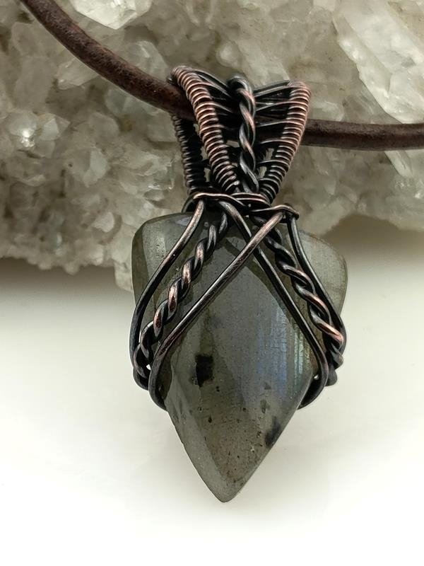 Męski wisiorek miedziany z labradorytem dla pisarza, kompozytora, fizjoterapeuty