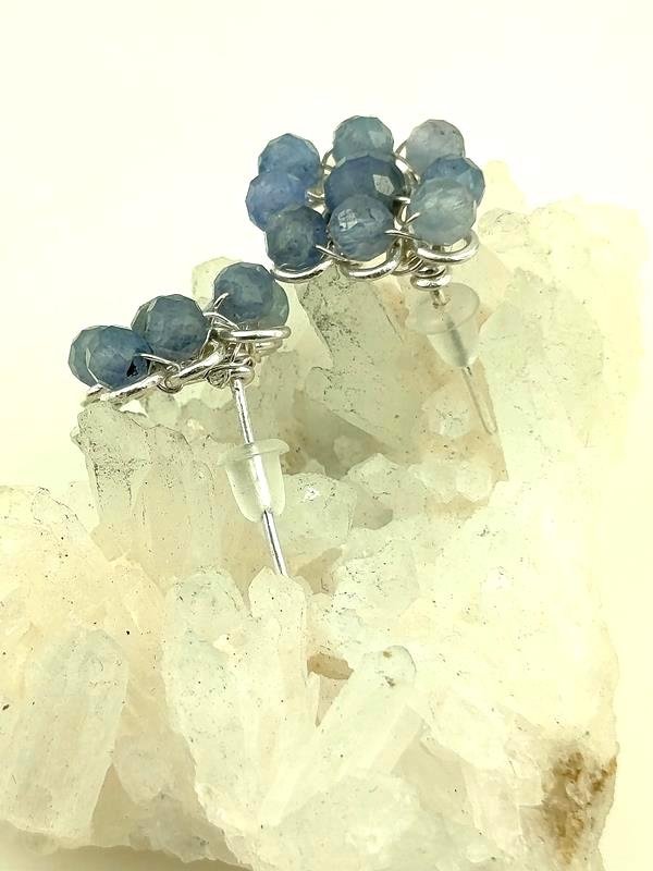 Kolczyki ze srebra z tanzanitem – kamieniem połączenia umysłu i serca