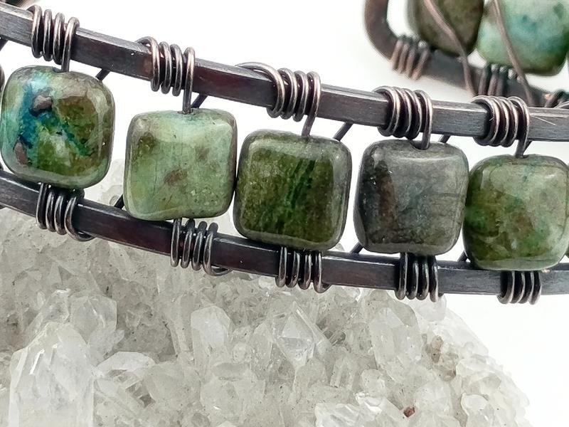 Męska bransoleta miedziana z ryolitem lasu deszczowego - kamieniem, którego energia rezonuje z energią Ziemi