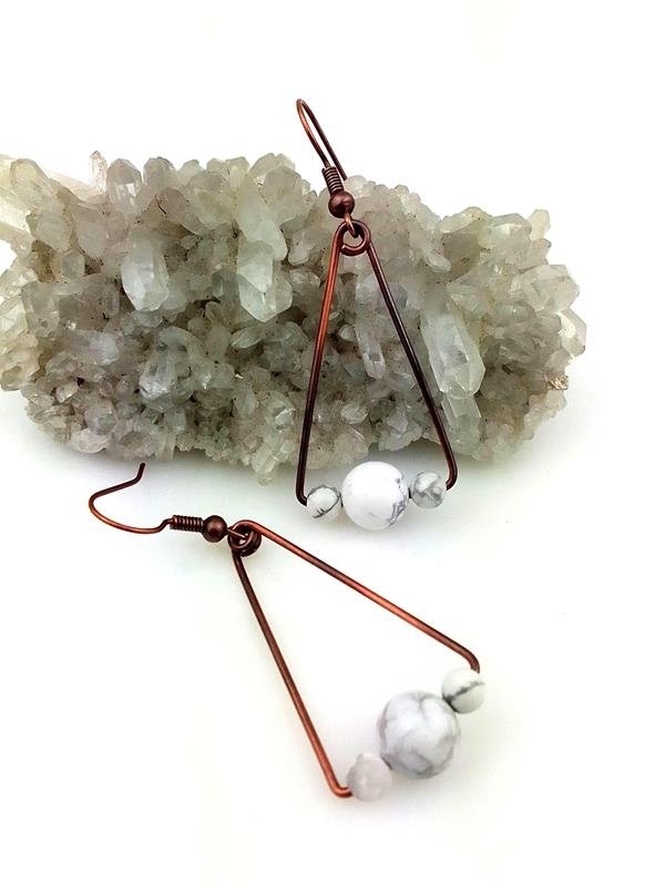 Kolczyki miedziane z kulkami naturalnego howlitu